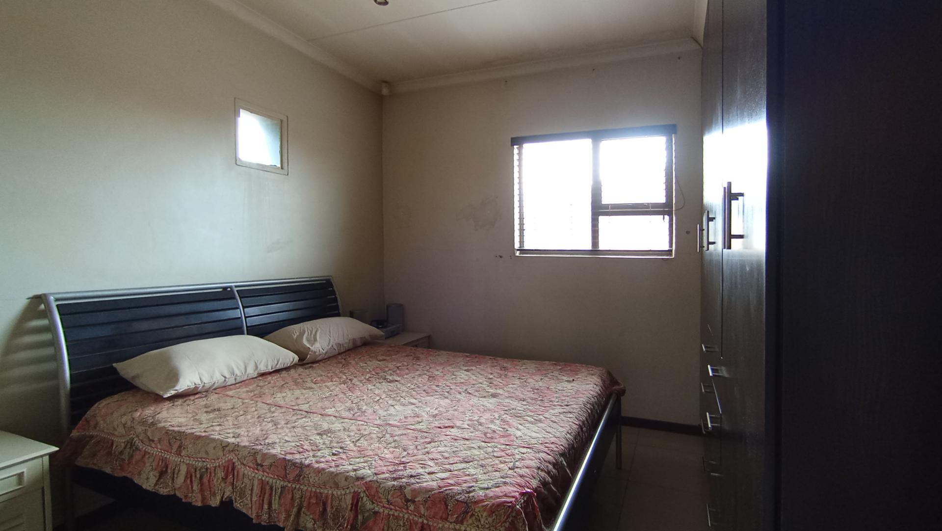 Main Bedroom - 15 square meters of property in Montana
