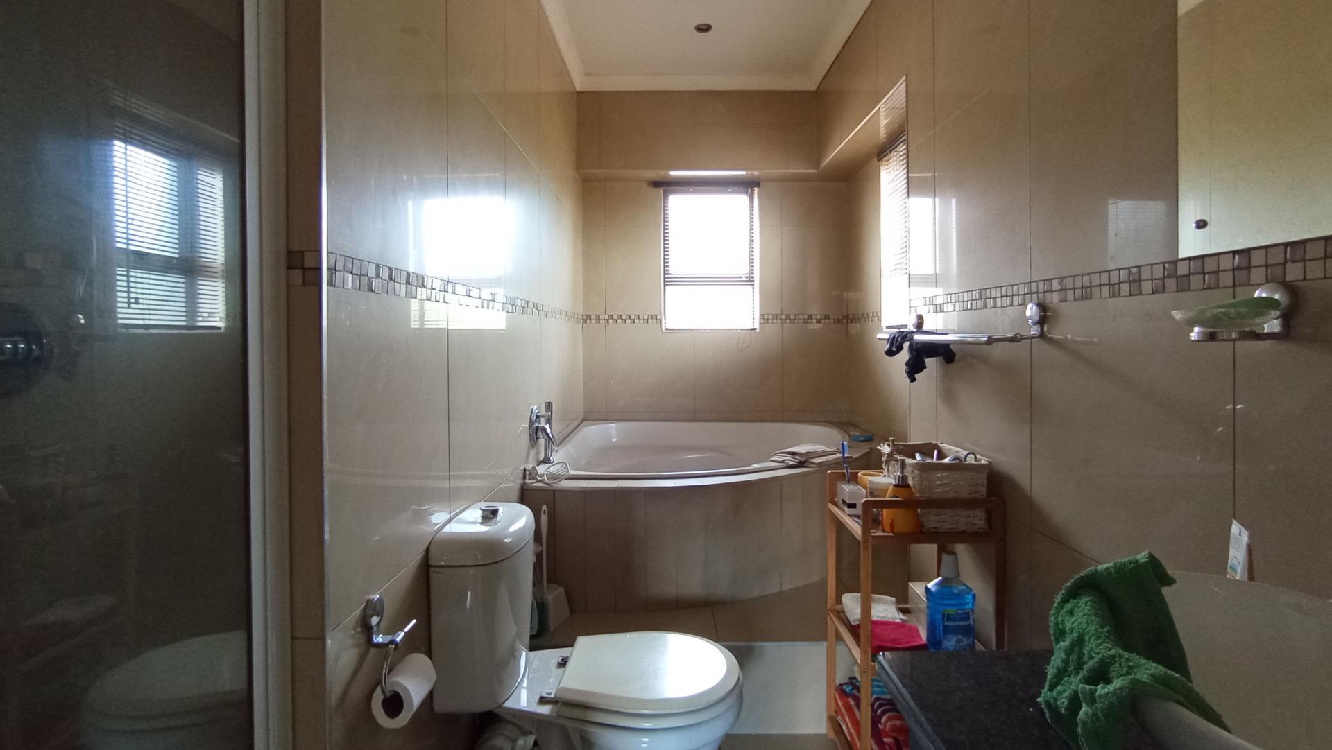 Main Bathroom - 7 square meters of property in Montana