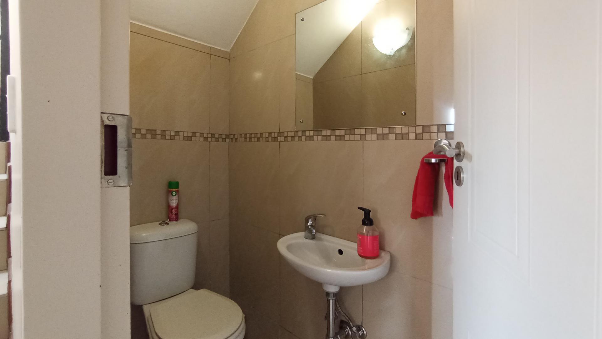 Guest Toilet - 2 square meters of property in Montana