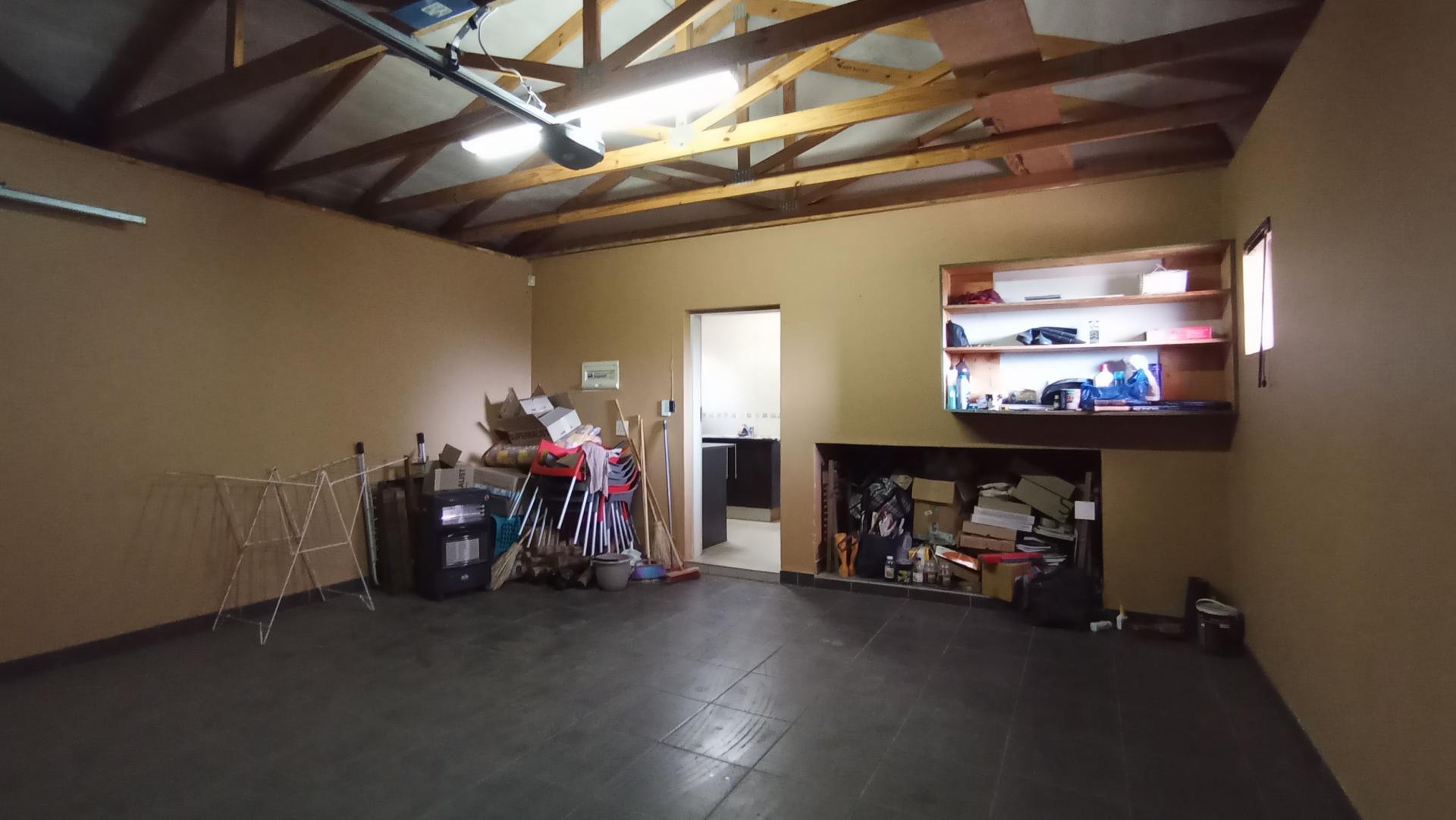 Garage - 36 square meters of property in Montana