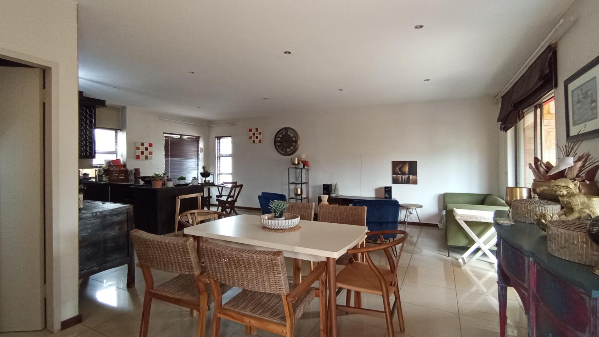 Dining Room - 15 square meters of property in Montana