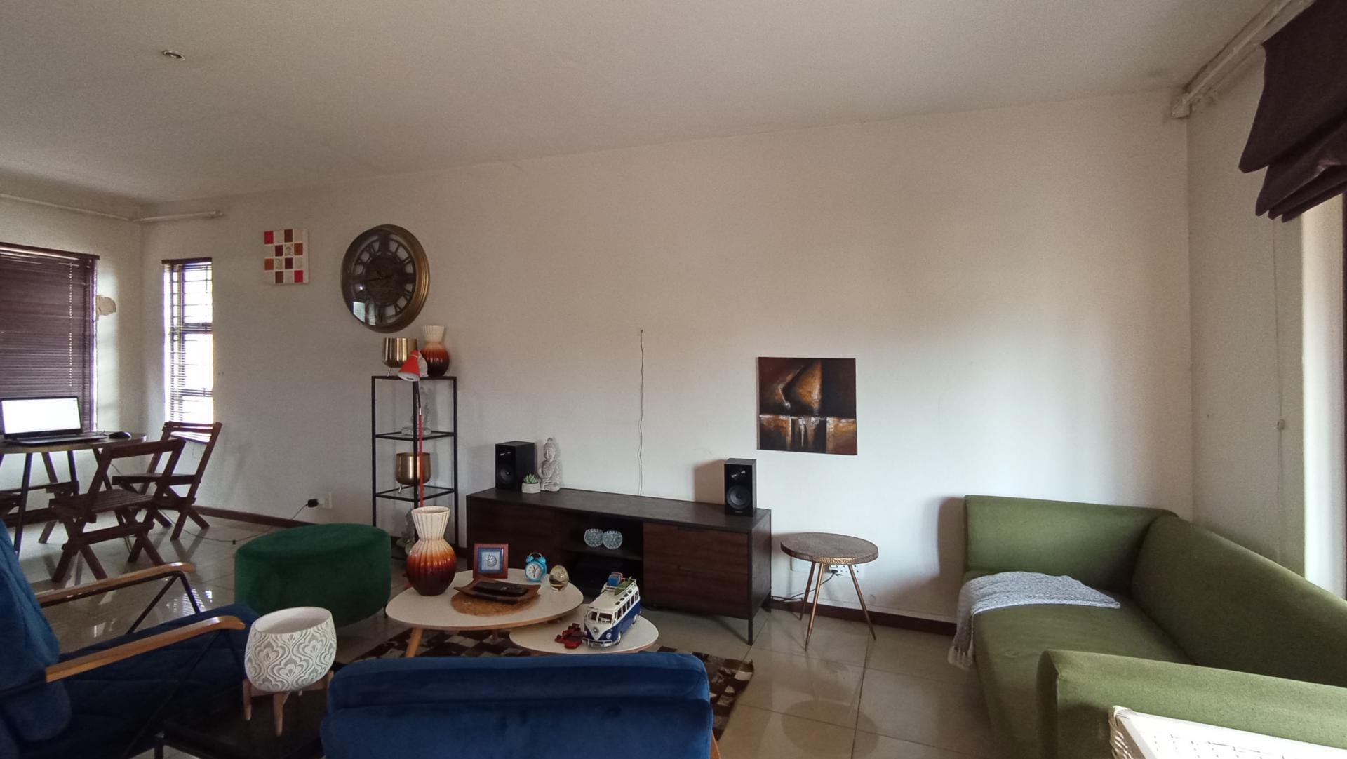 Lounges - 20 square meters of property in Montana