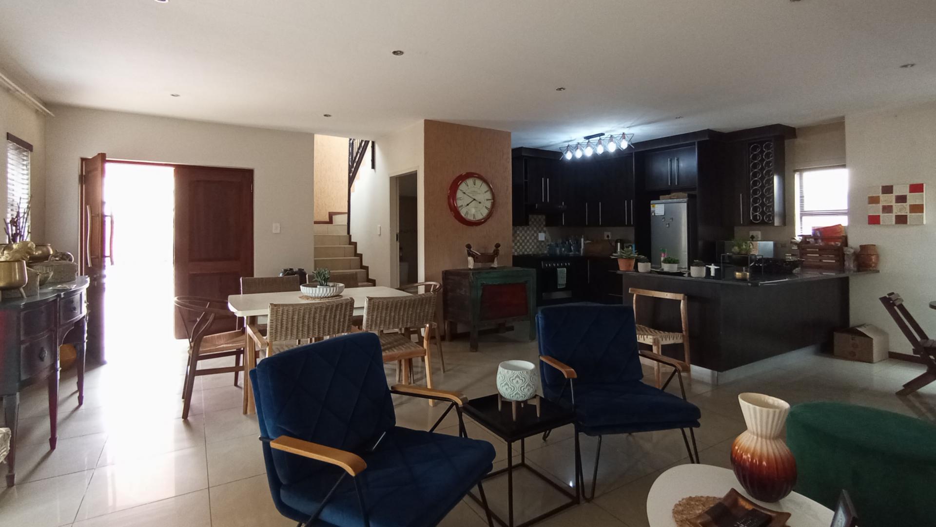 Lounges - 20 square meters of property in Montana