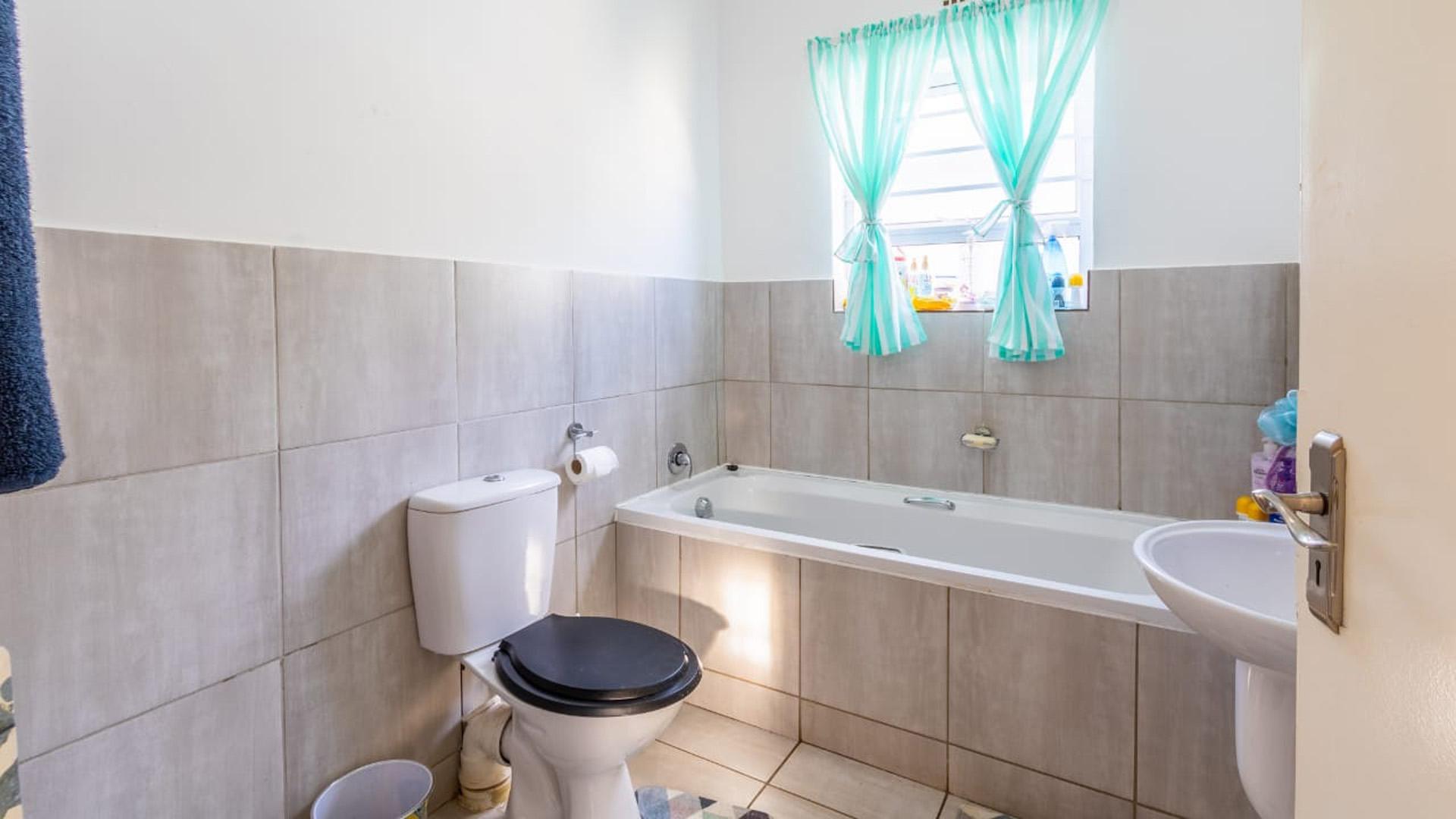Bathroom 1 of property in Paarl
