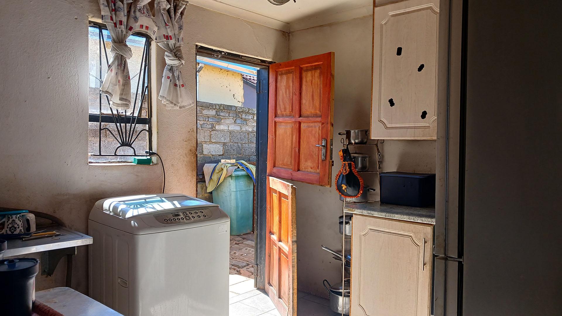 Kitchen - 9 square meters of property in Stretford