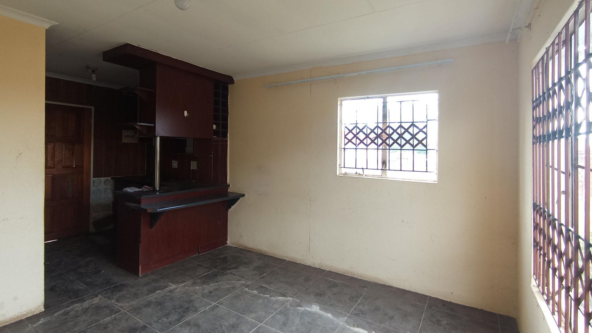 Lounges - 14 square meters of property in Rosslyn
