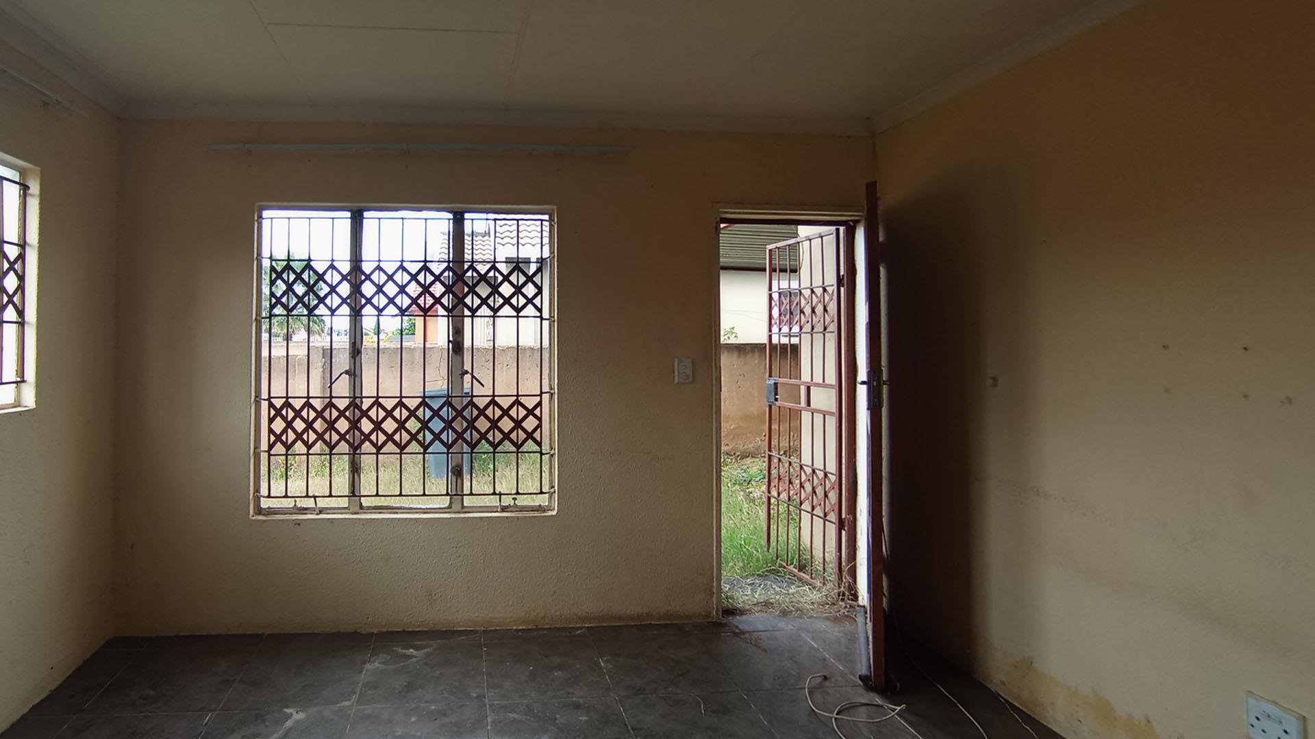 Lounges - 14 square meters of property in Rosslyn