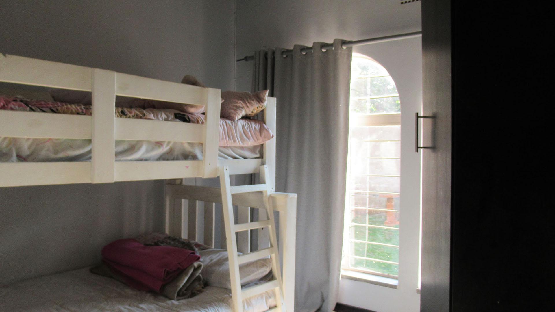 Bed Room 1 - 10 square meters of property in Weltevreden Park