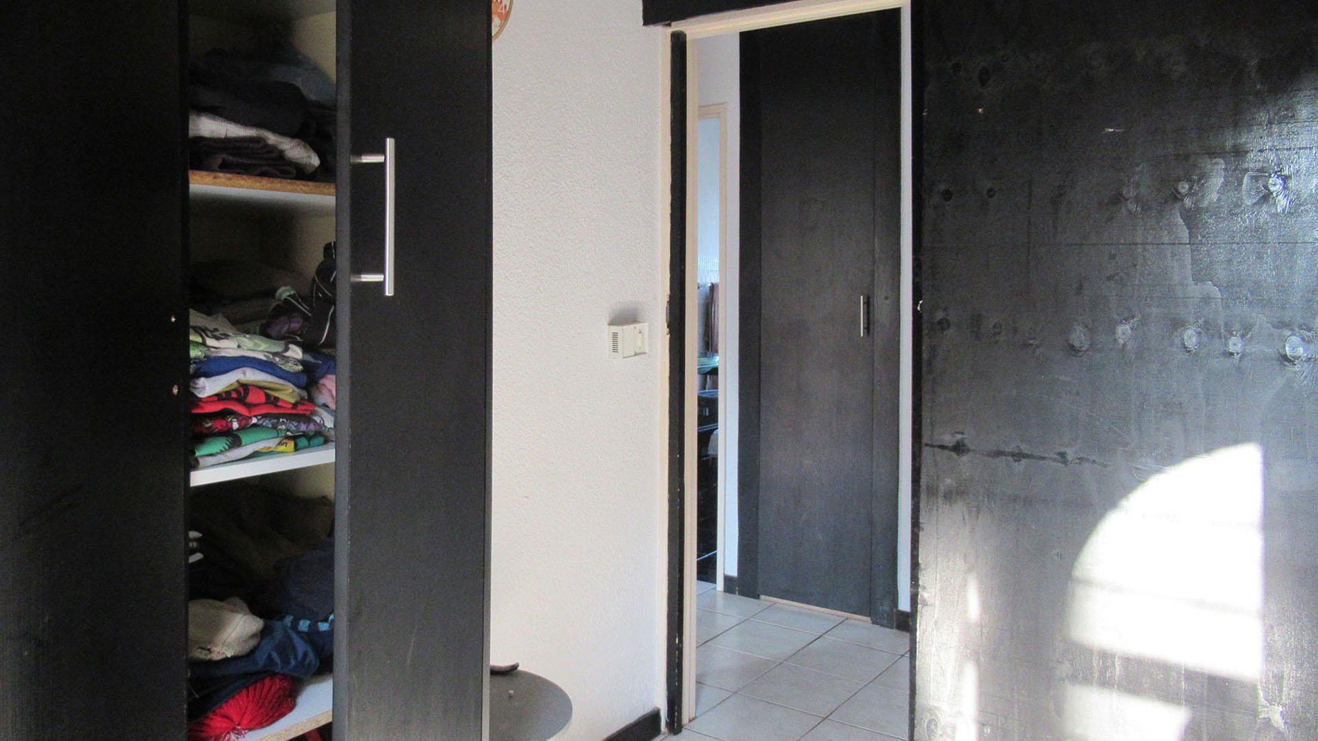 Bed Room 1 - 10 square meters of property in Weltevreden Park