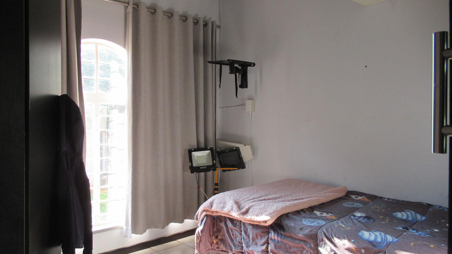 Bed Room 2 - 10 square meters of property in Weltevreden Park