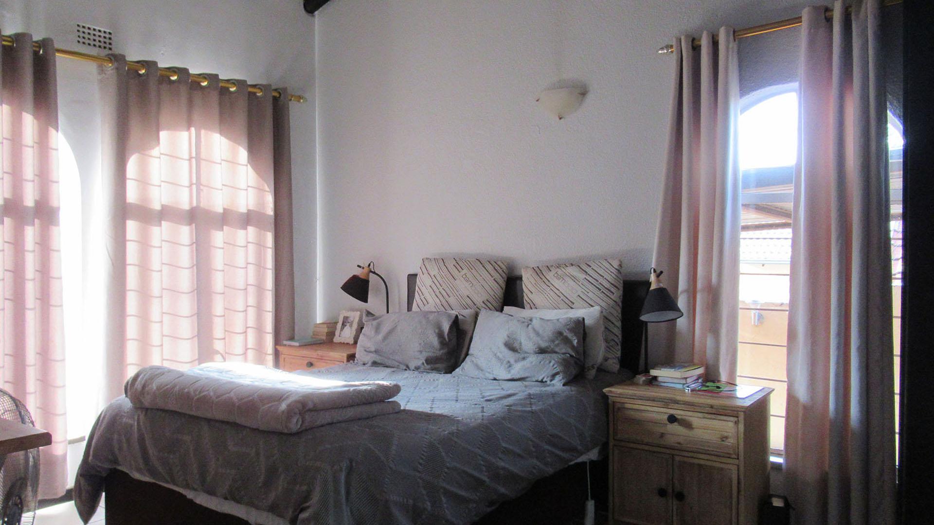 Main Bedroom - 22 square meters of property in Weltevreden Park