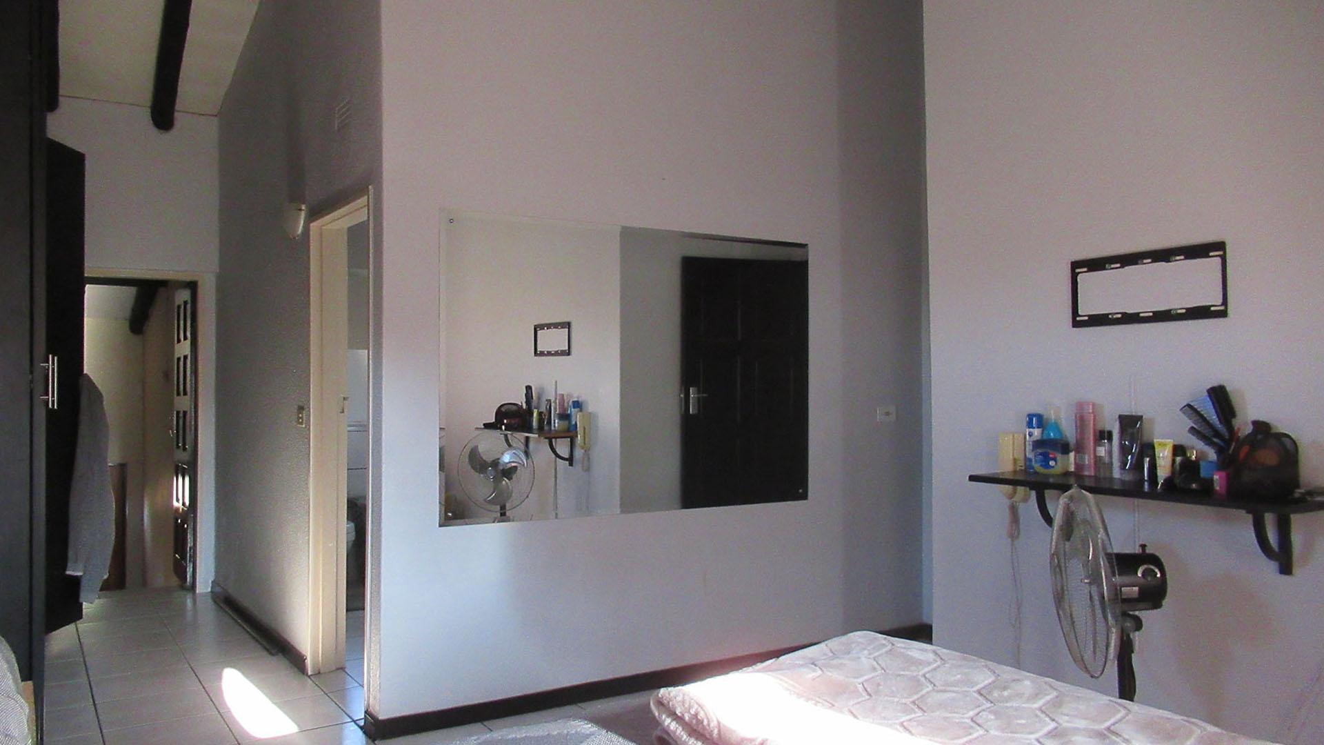 Main Bedroom - 22 square meters of property in Weltevreden Park