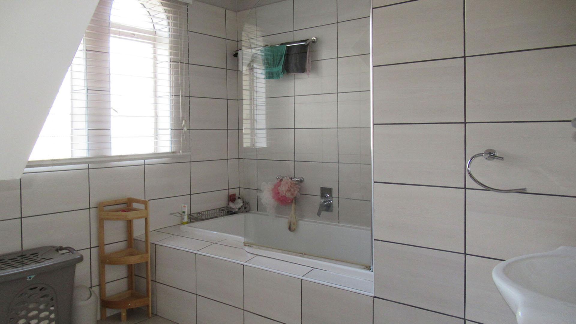 Main Bathroom - 8 square meters of property in Weltevreden Park