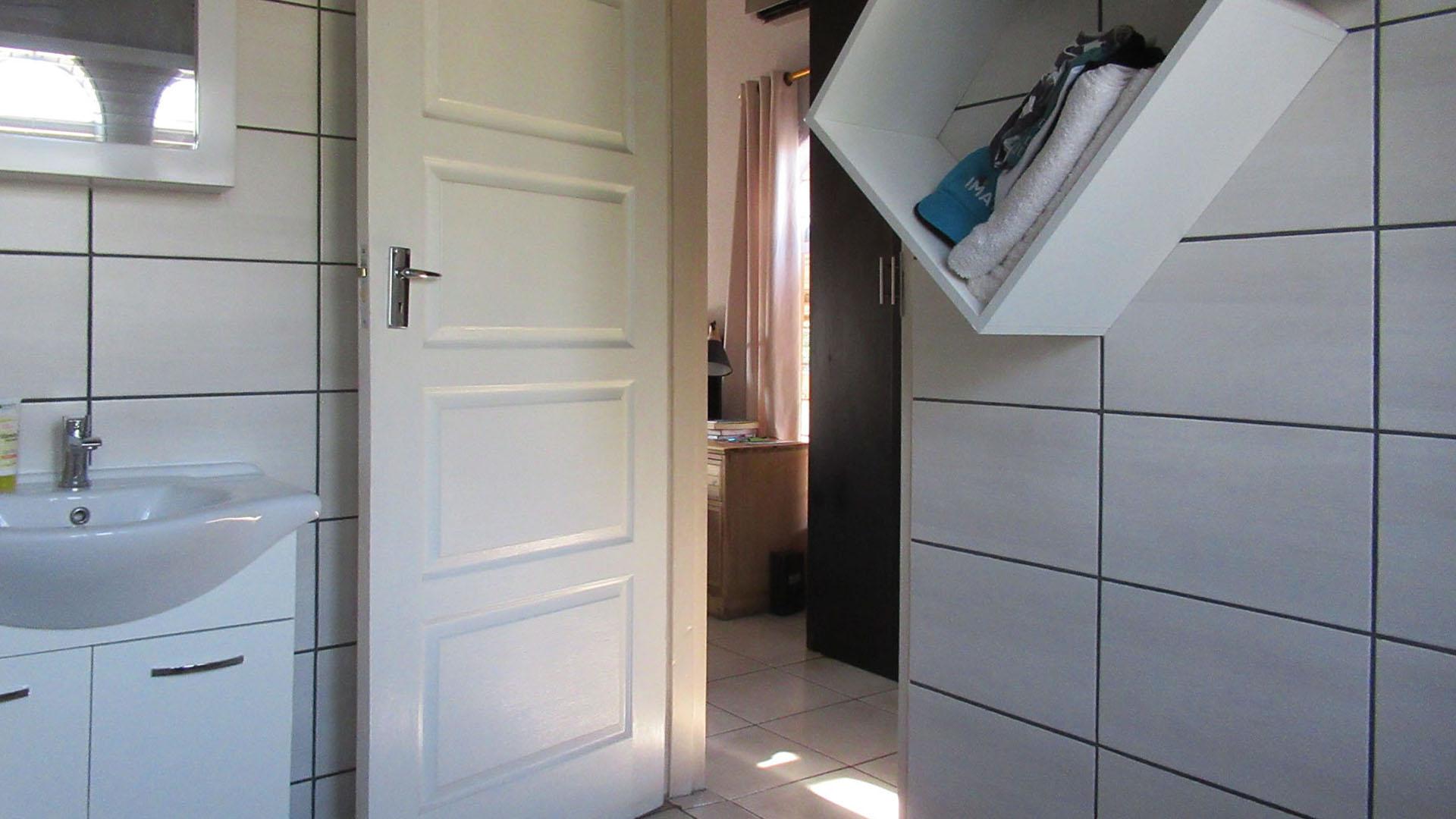 Main Bathroom - 8 square meters of property in Weltevreden Park