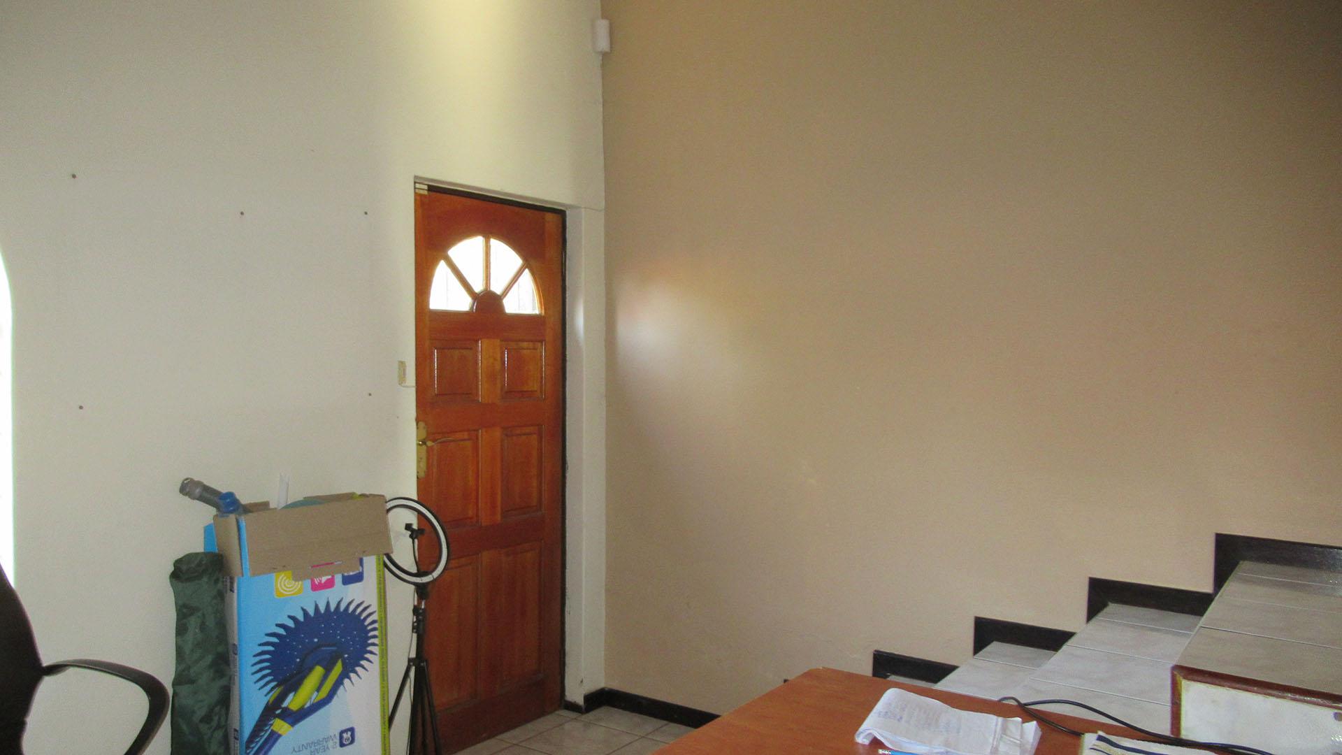 Study - 18 square meters of property in Weltevreden Park