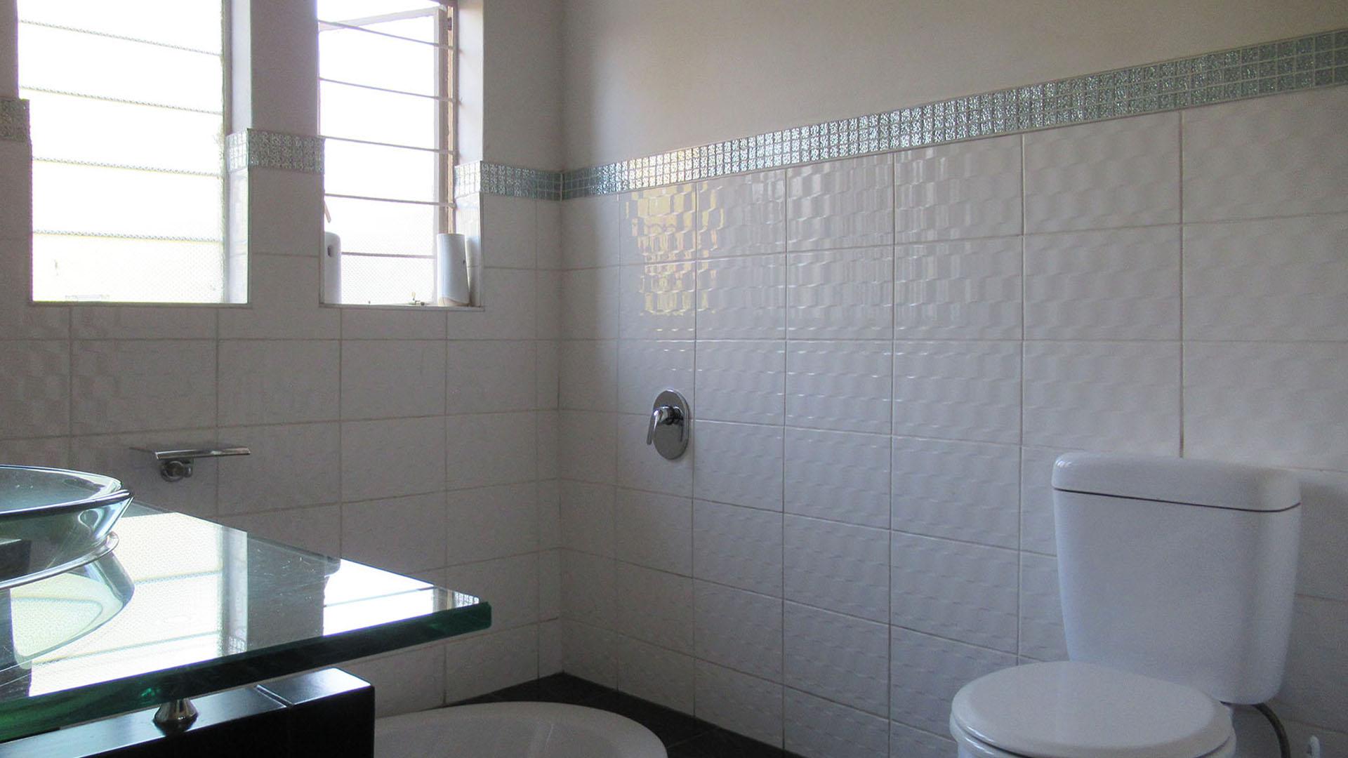 Bathroom 1 - 8 square meters of property in Weltevreden Park