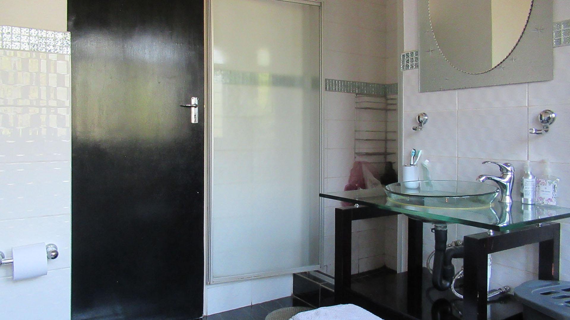Bathroom 1 - 8 square meters of property in Weltevreden Park