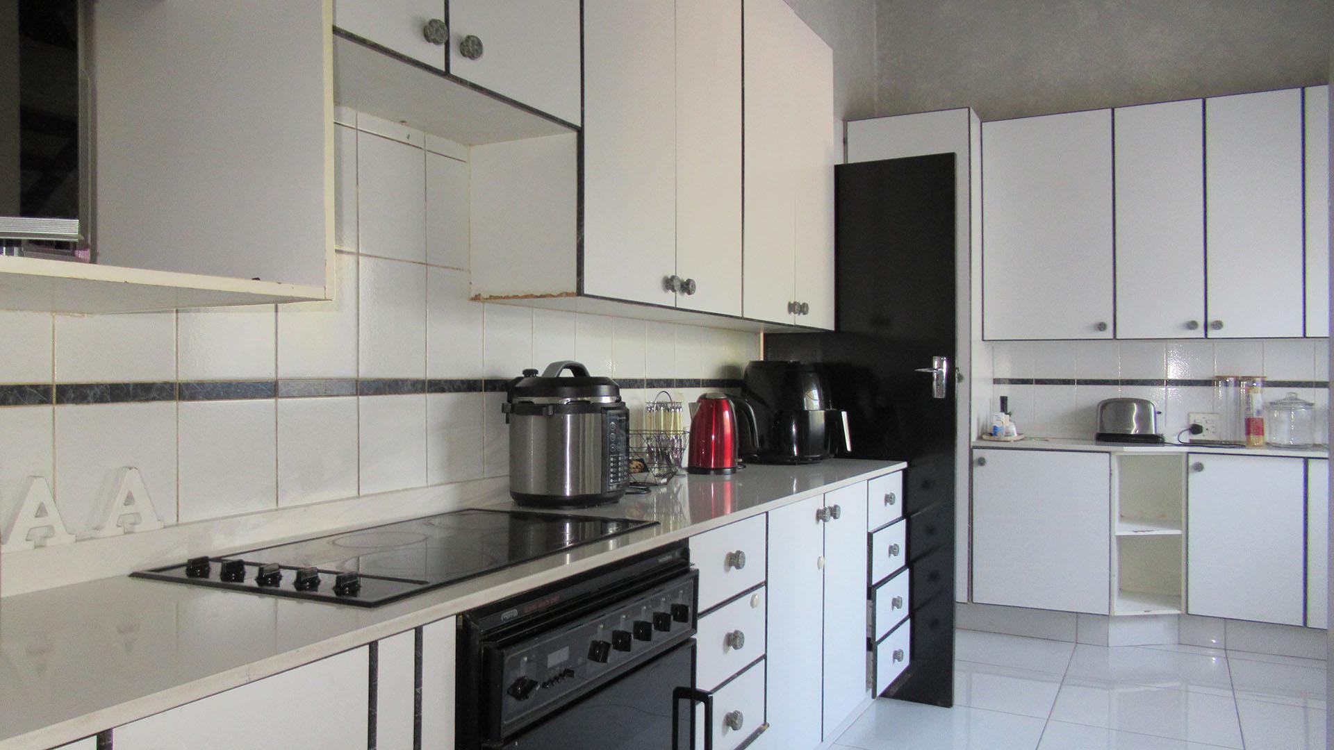 Kitchen - 28 square meters of property in Weltevreden Park