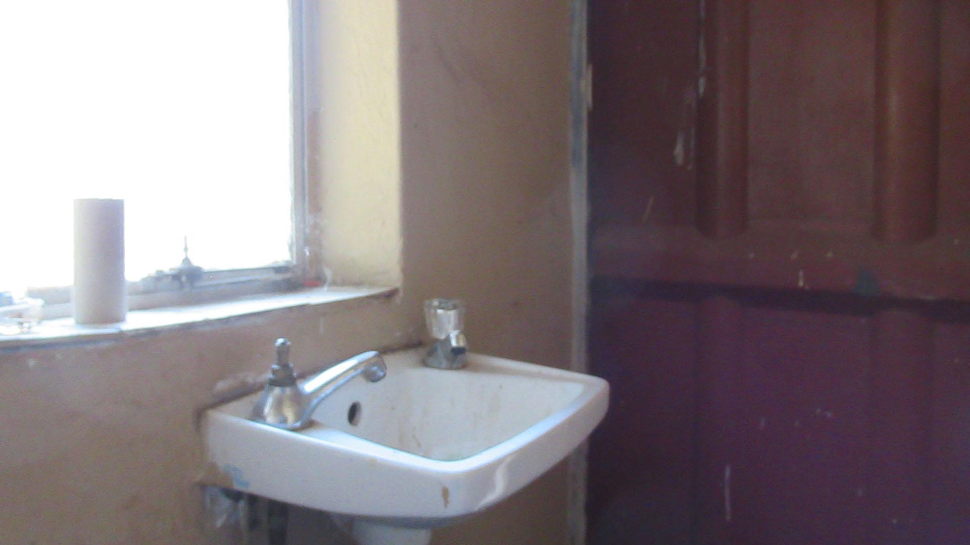 Guest Toilet of property in Weltevreden Park