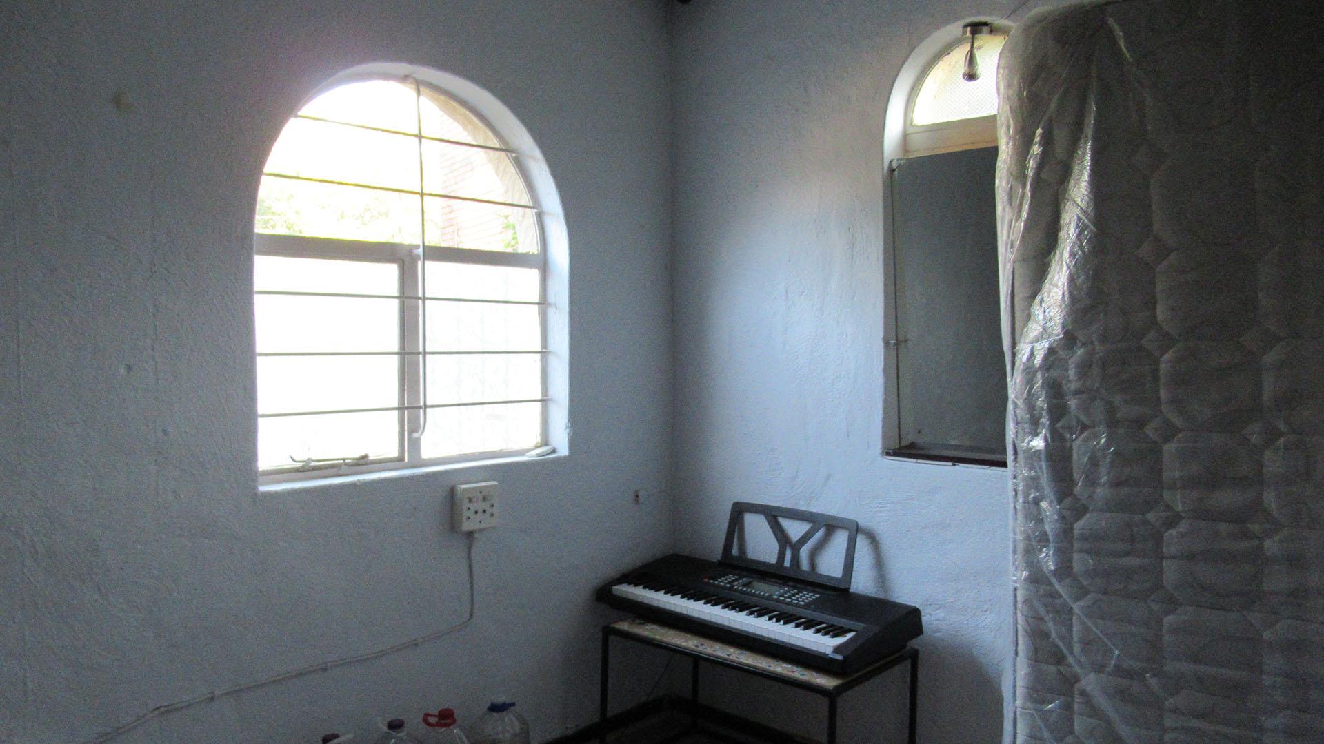 Bed Room 3 - 10 square meters of property in Weltevreden Park