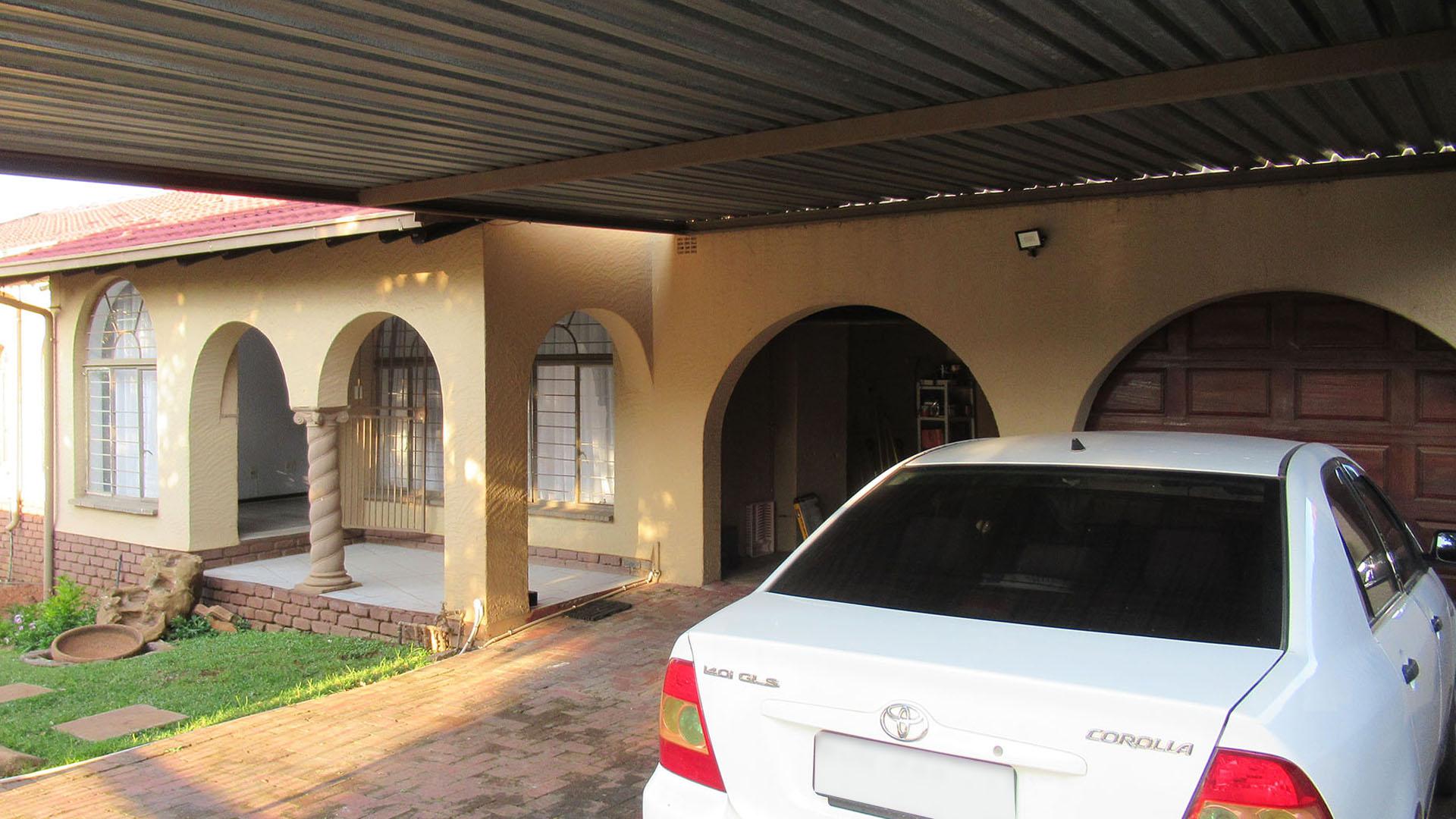 Spaces - 23 square meters of property in Weltevreden Park