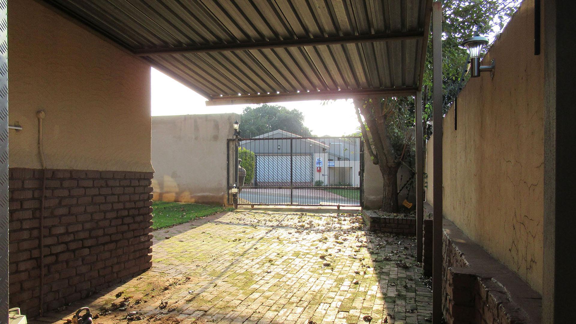 Spaces - 23 square meters of property in Weltevreden Park