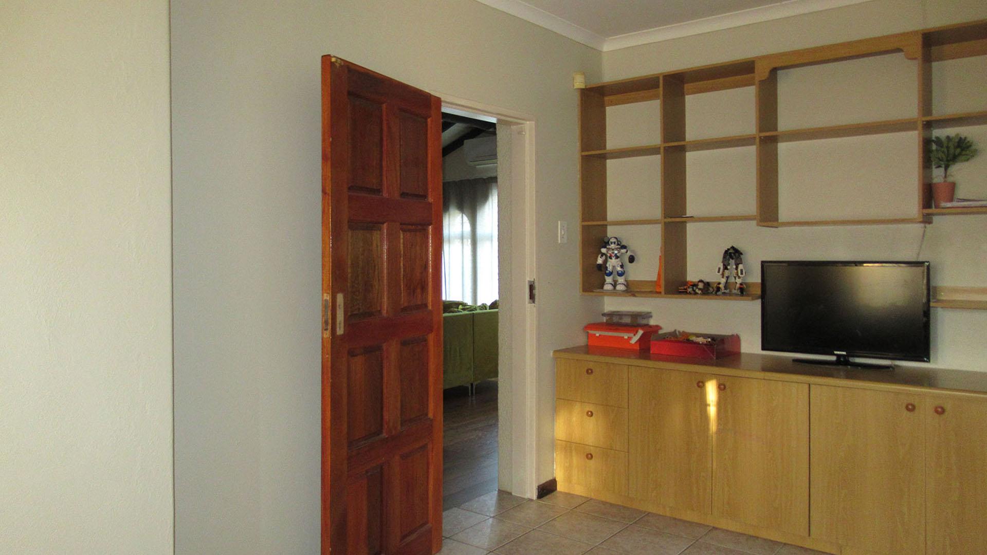 Lounges - 63 square meters of property in Weltevreden Park