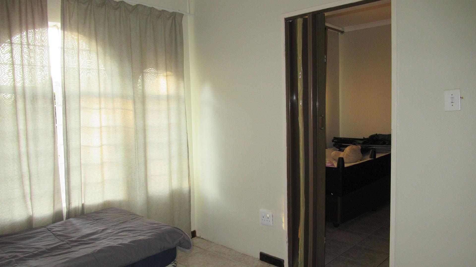 Bed Room 4 - 13 square meters of property in Weltevreden Park