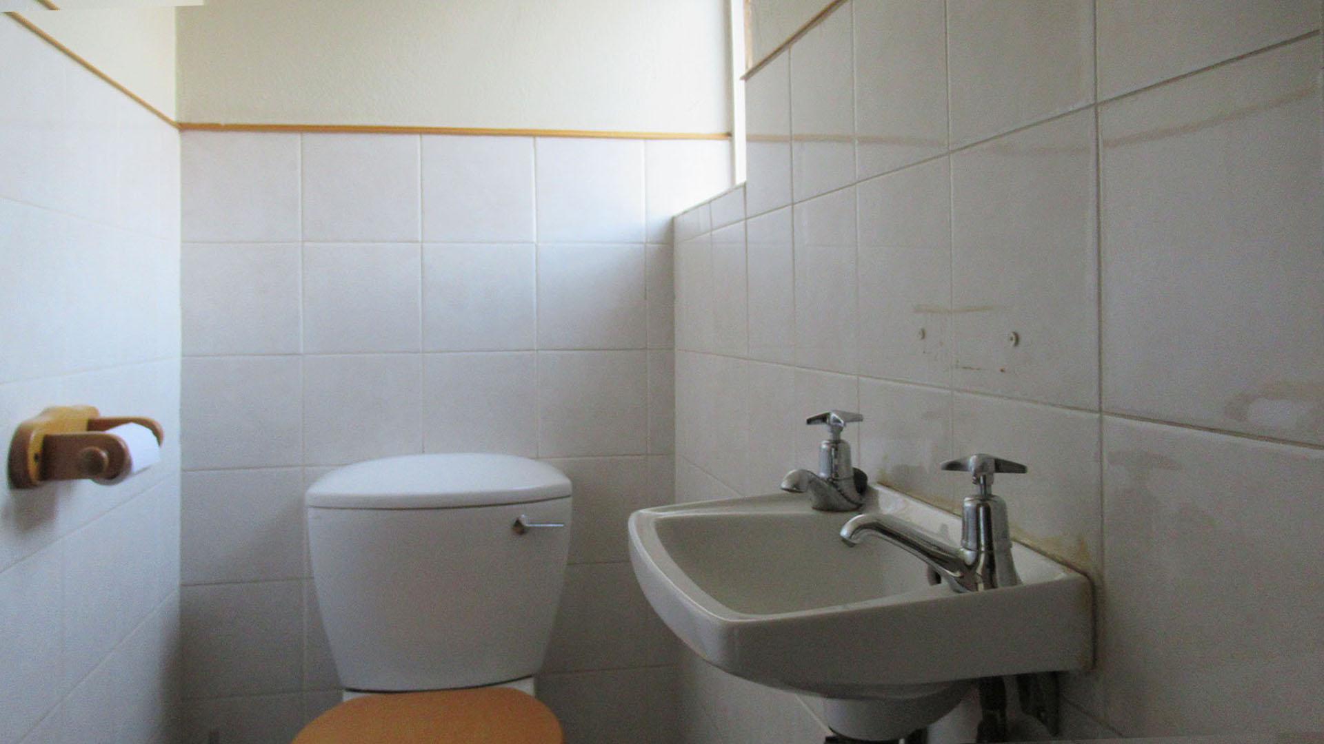 Bathroom 2 - 3 square meters of property in Weltevreden Park