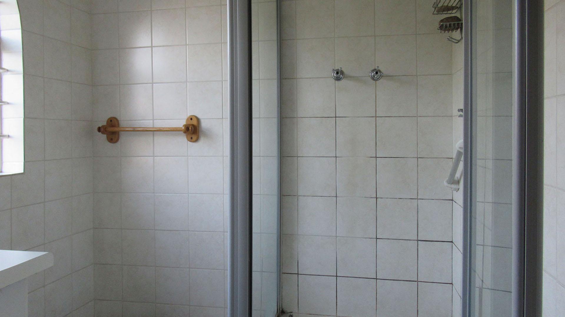 Bathroom 3+ - 4 square meters of property in Weltevreden Park