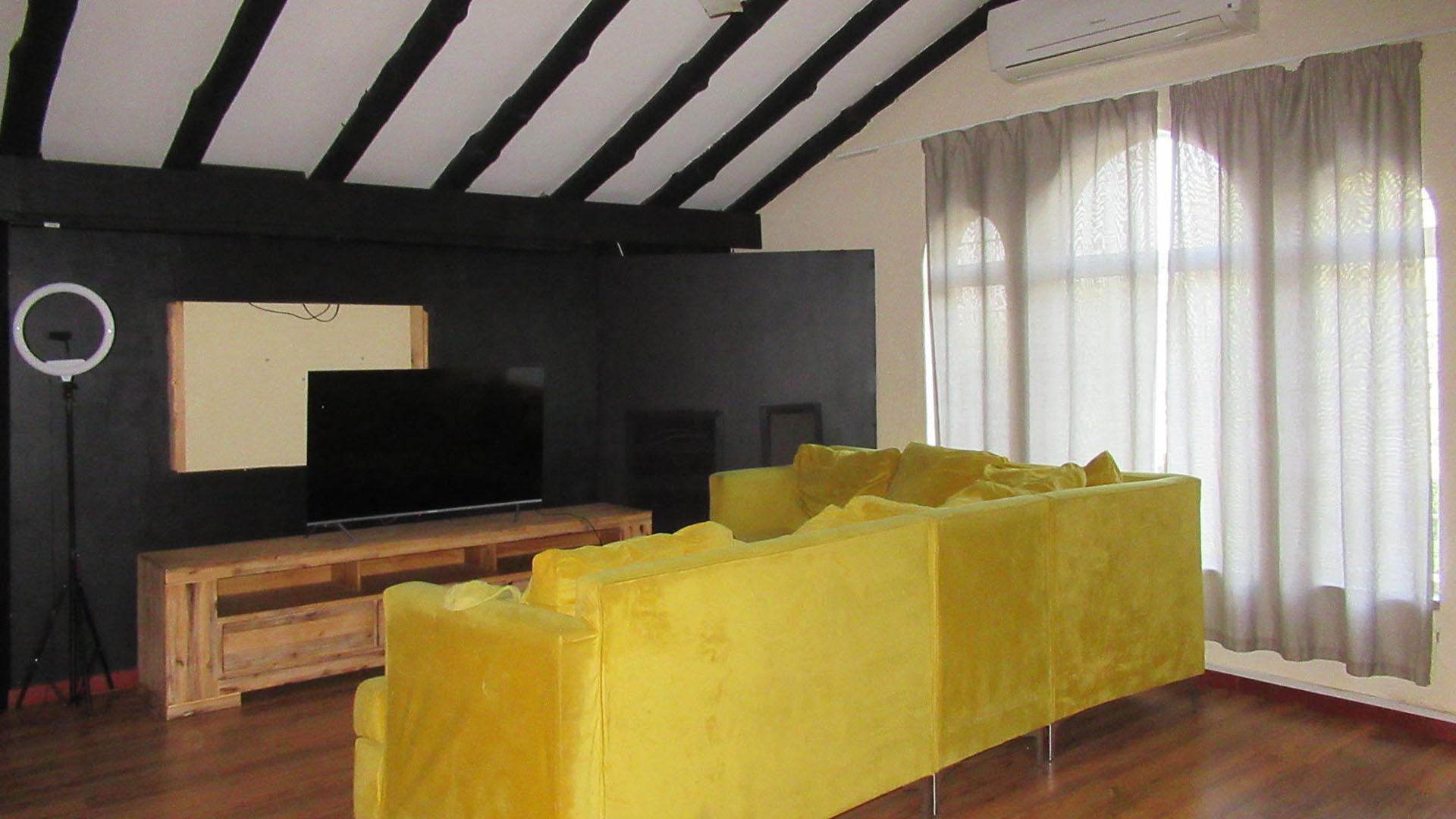 Lounges - 63 square meters of property in Weltevreden Park