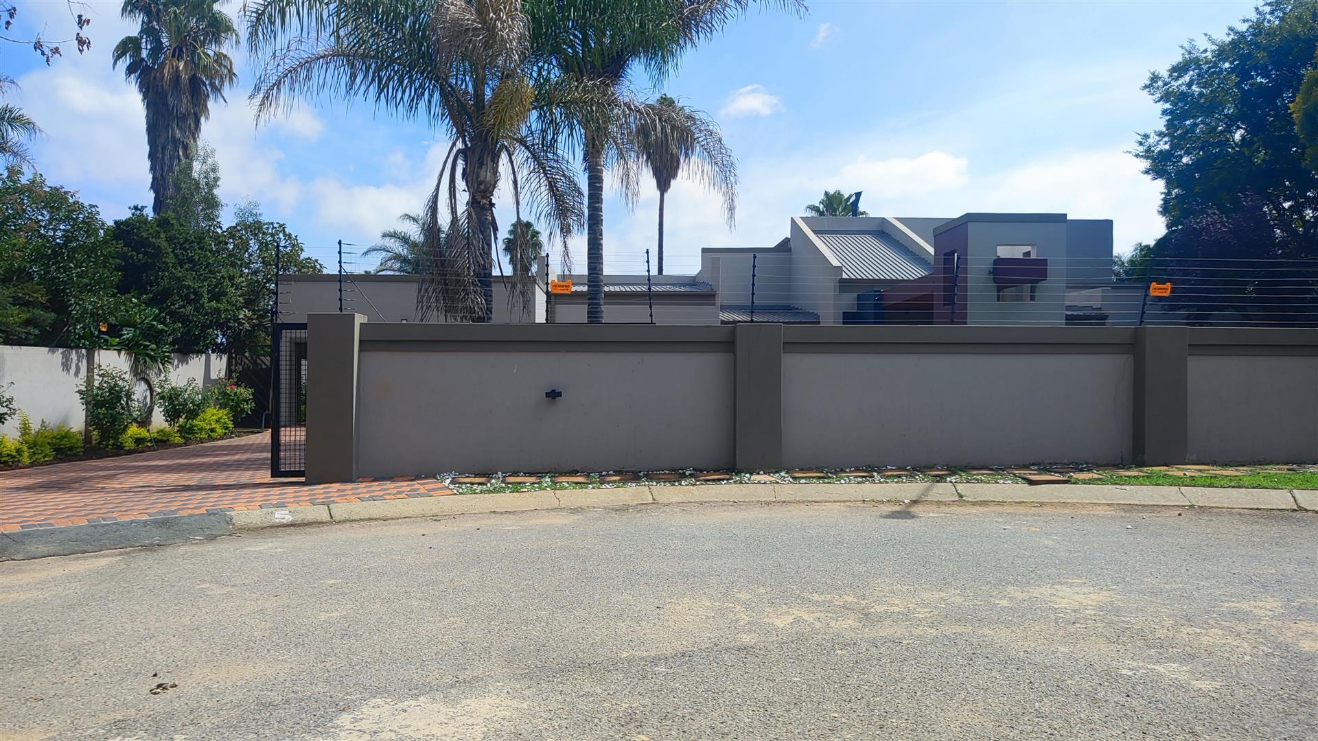 Front View of property in Sonneveld