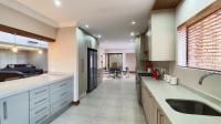 Kitchen - 23 square meters of property in Sonneveld
