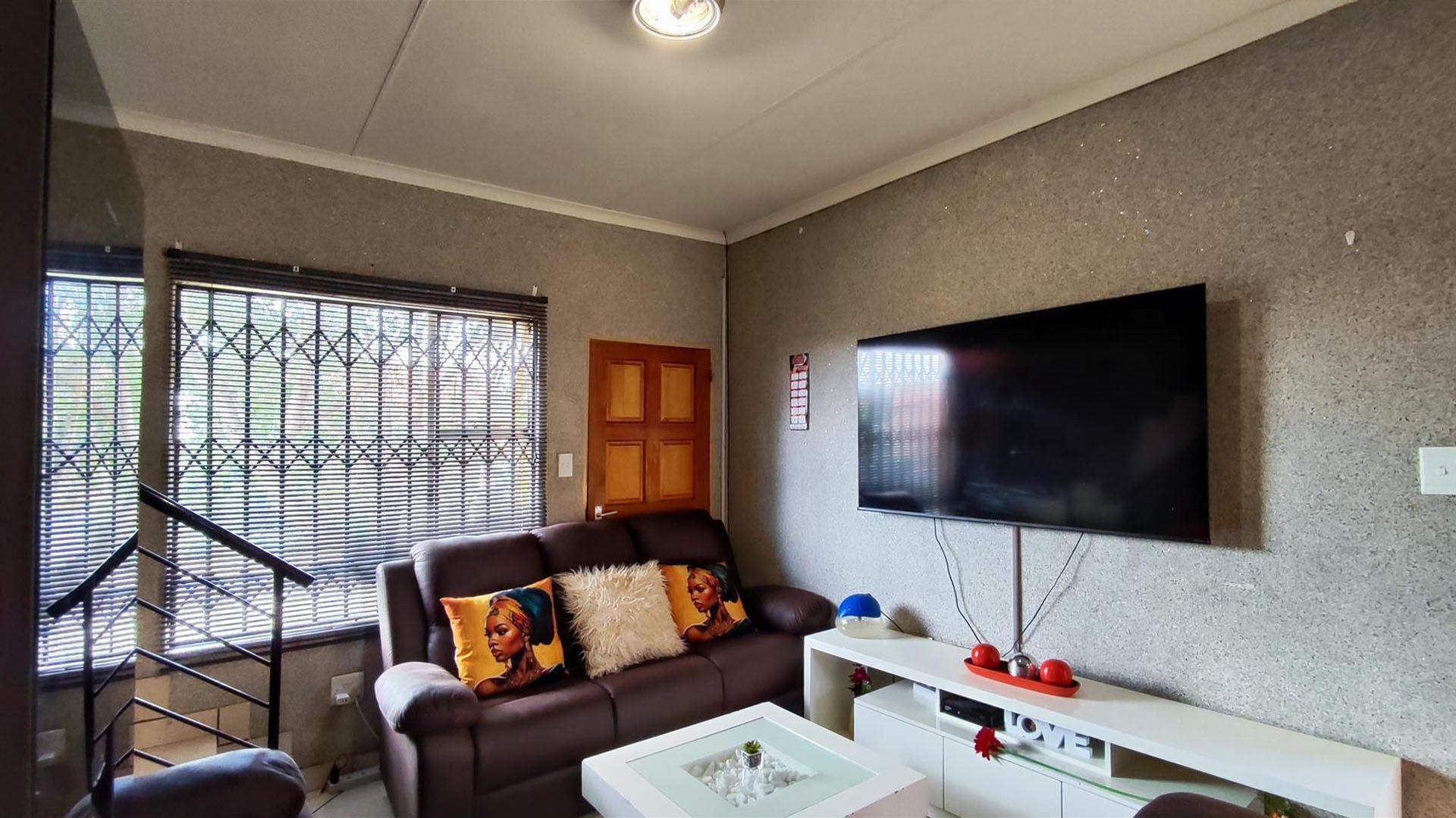 Lounges - 15 square meters of property in Dawn Park