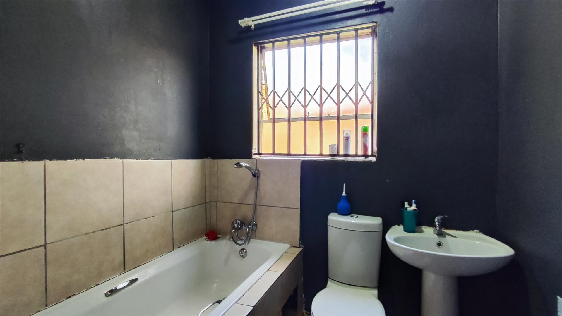 Bathroom 1 - 4 square meters of property in Dawn Park