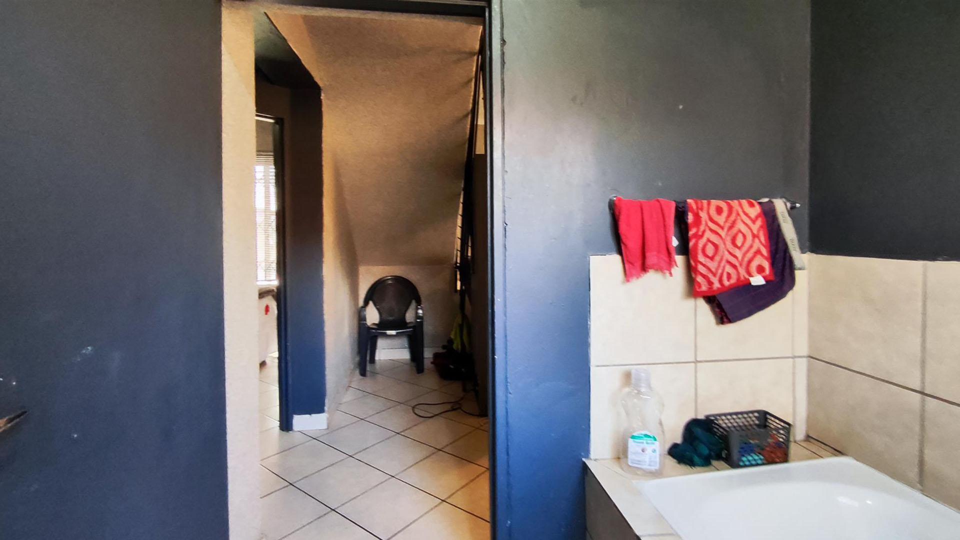 Bathroom 1 - 4 square meters of property in Dawn Park