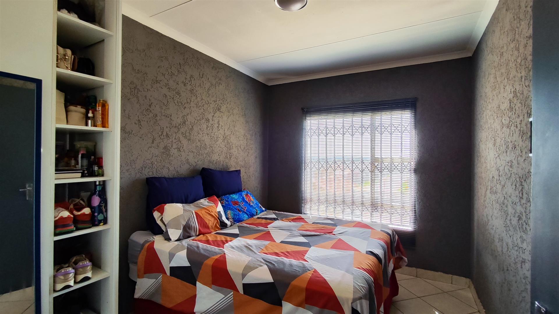 Main Bedroom - 12 square meters of property in Dawn Park