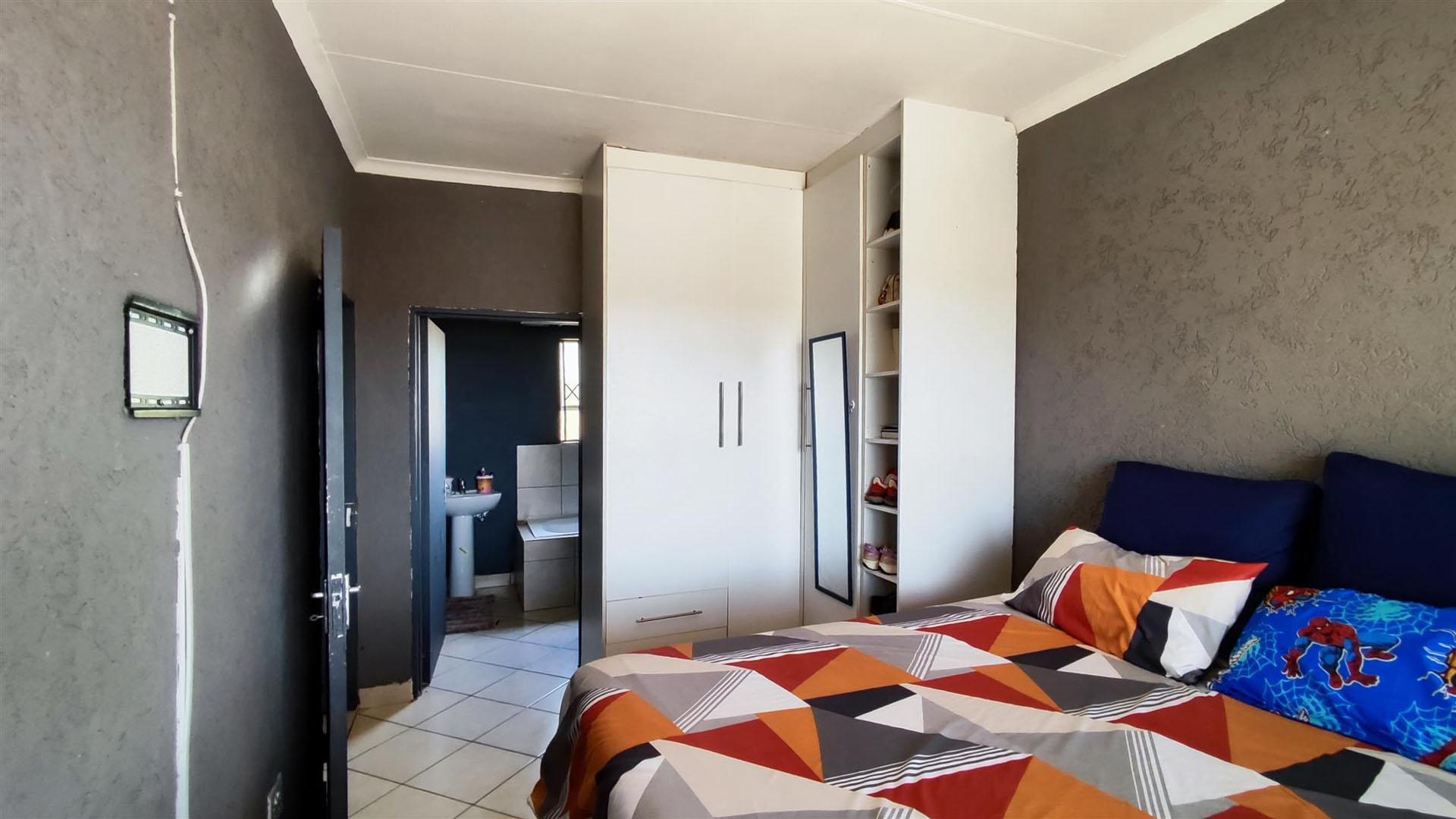 Main Bedroom - 12 square meters of property in Dawn Park