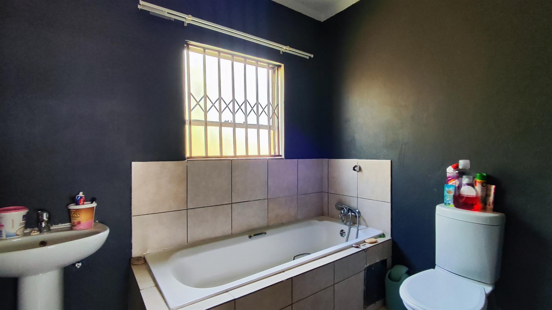 Main Bathroom - 5 square meters of property in Dawn Park
