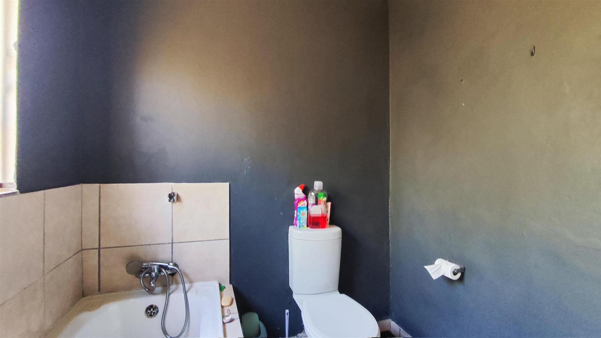 Main Bathroom - 5 square meters of property in Dawn Park