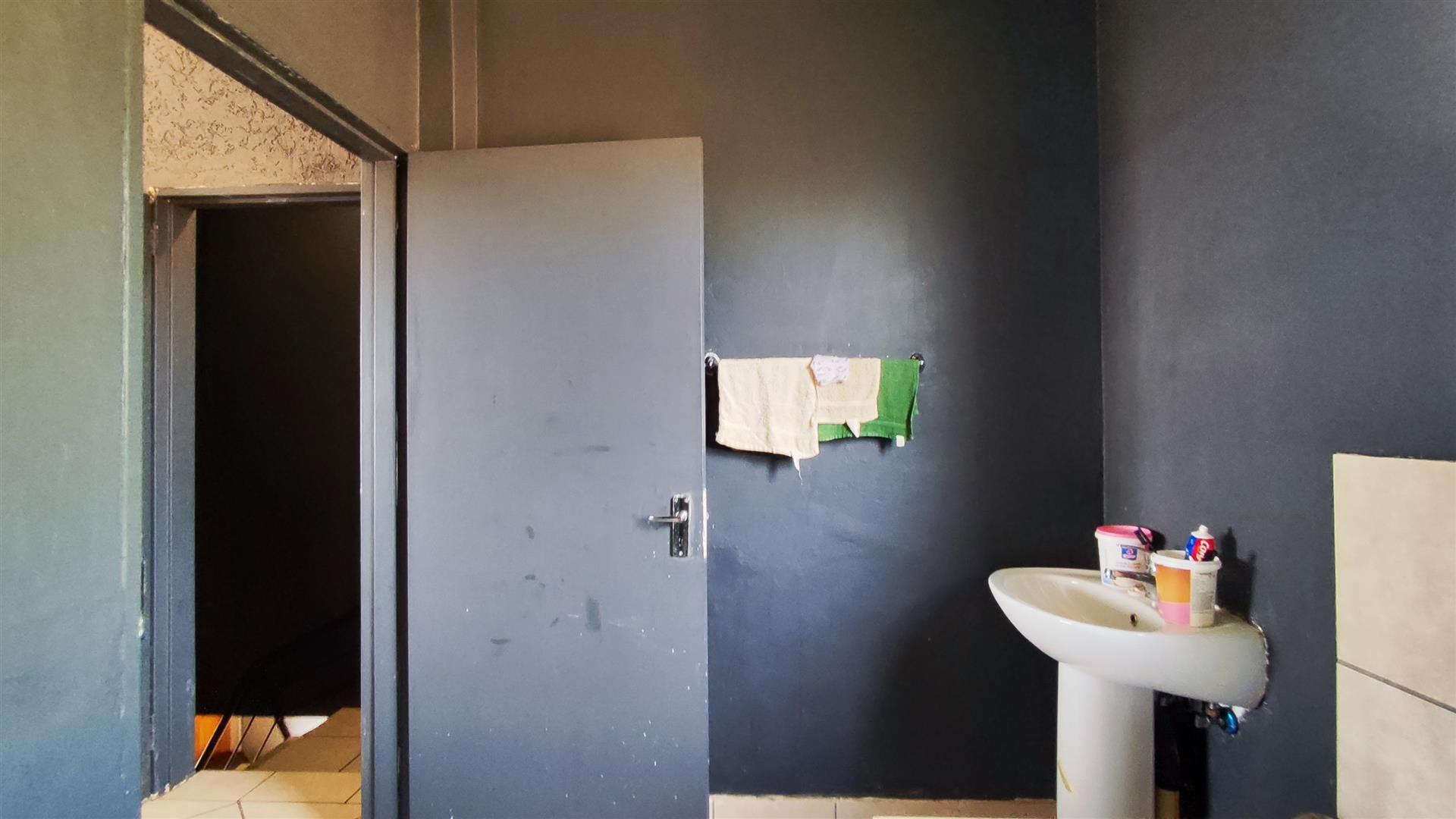 Main Bathroom - 5 square meters of property in Dawn Park