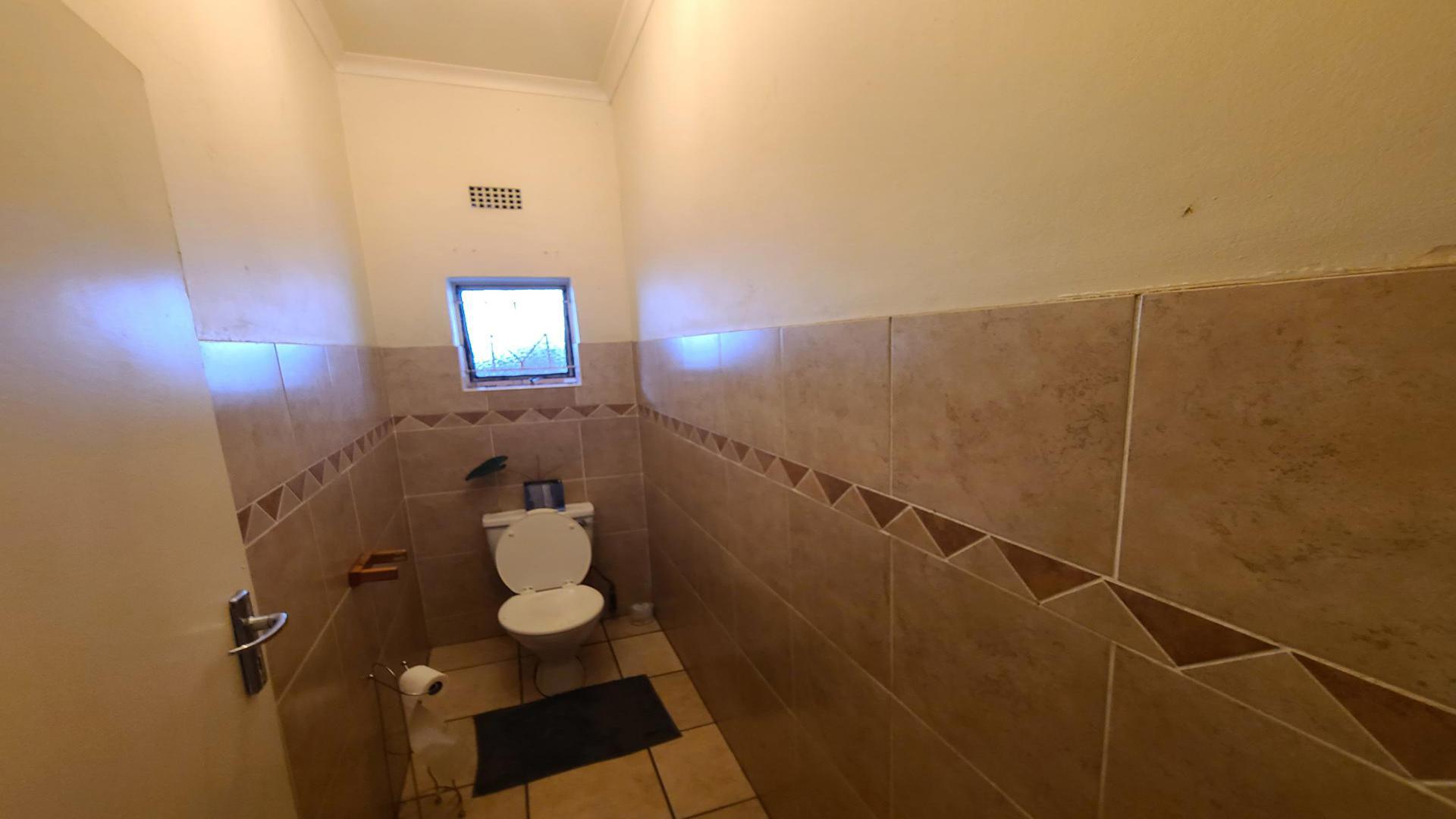 Bathroom 1 - 3 square meters of property in Benoni