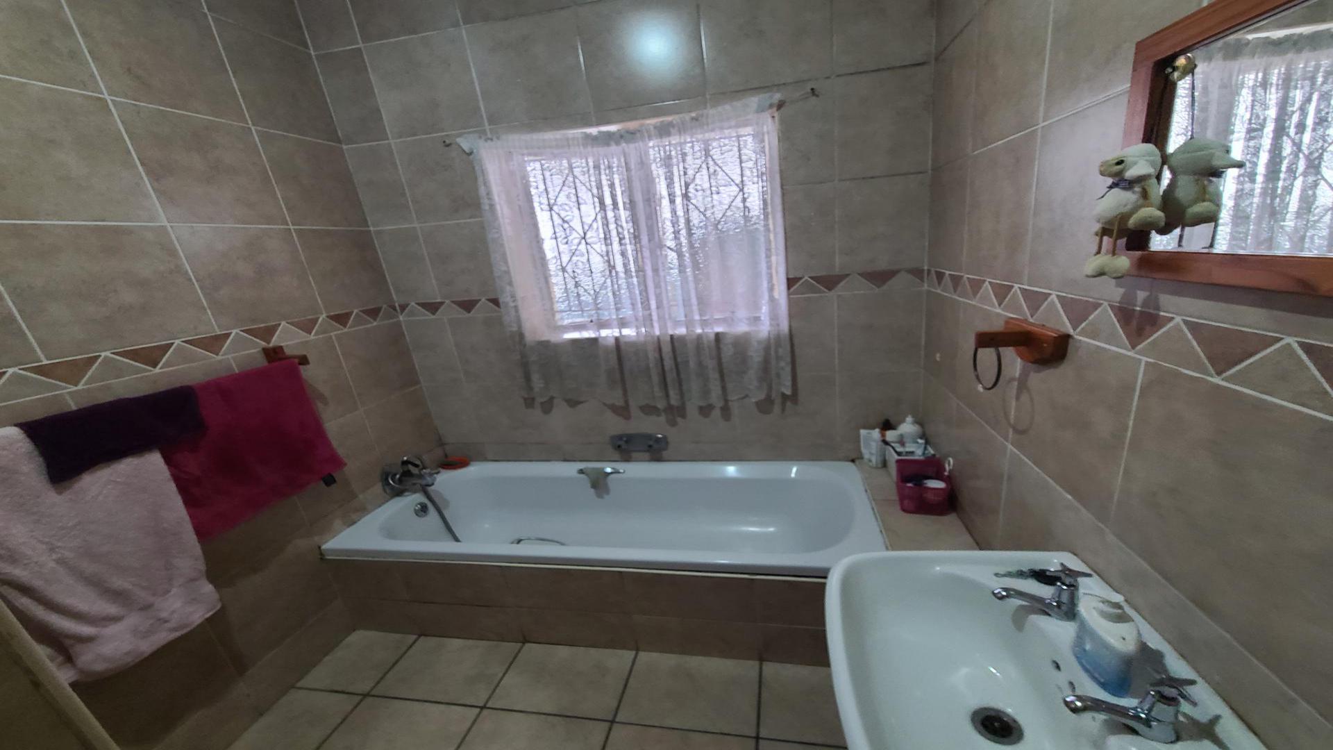 Bathroom 1 - 3 square meters of property in Benoni