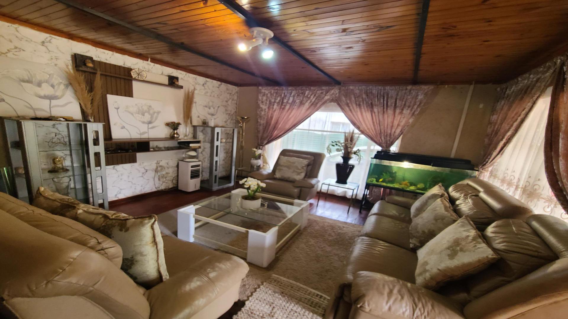 Lounges - 23 square meters of property in Benoni