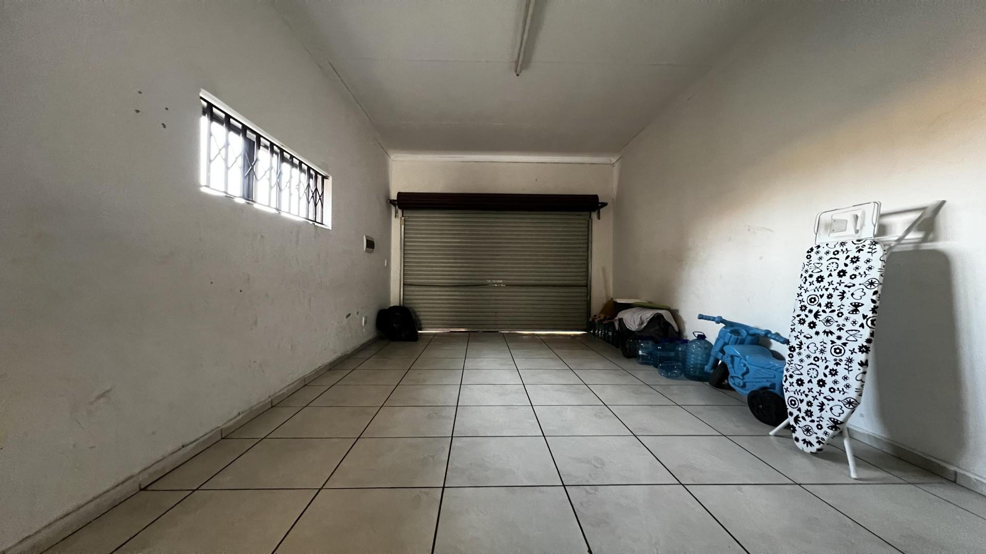 Garage of property in Ermelo