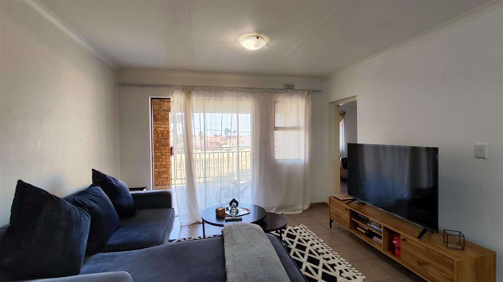 Lounges - 16 square meters of property in Albertsdal