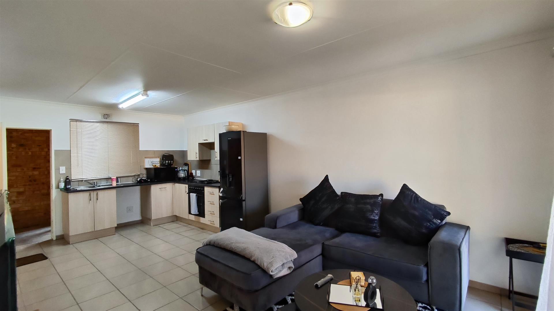 Lounges - 16 square meters of property in Albertsdal