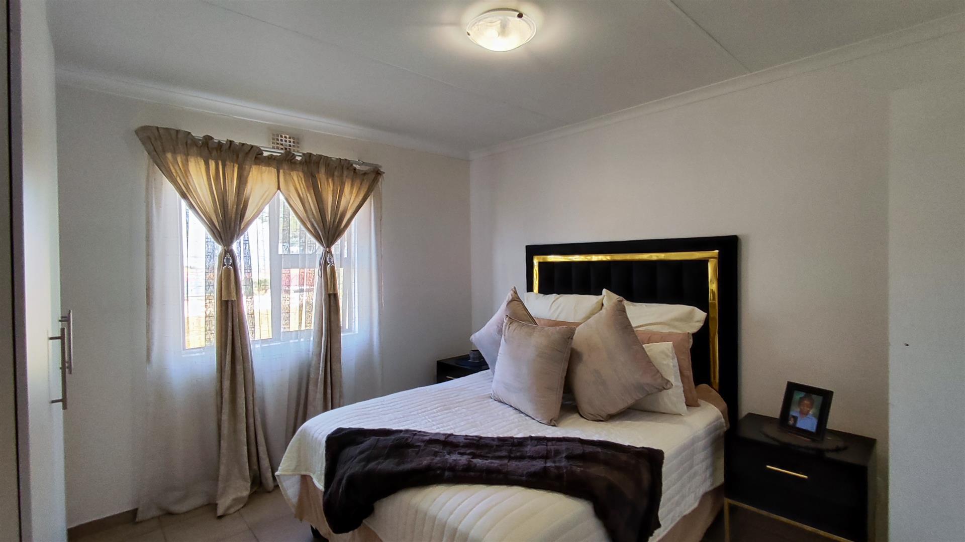 Main Bedroom - 16 square meters of property in Albertsdal