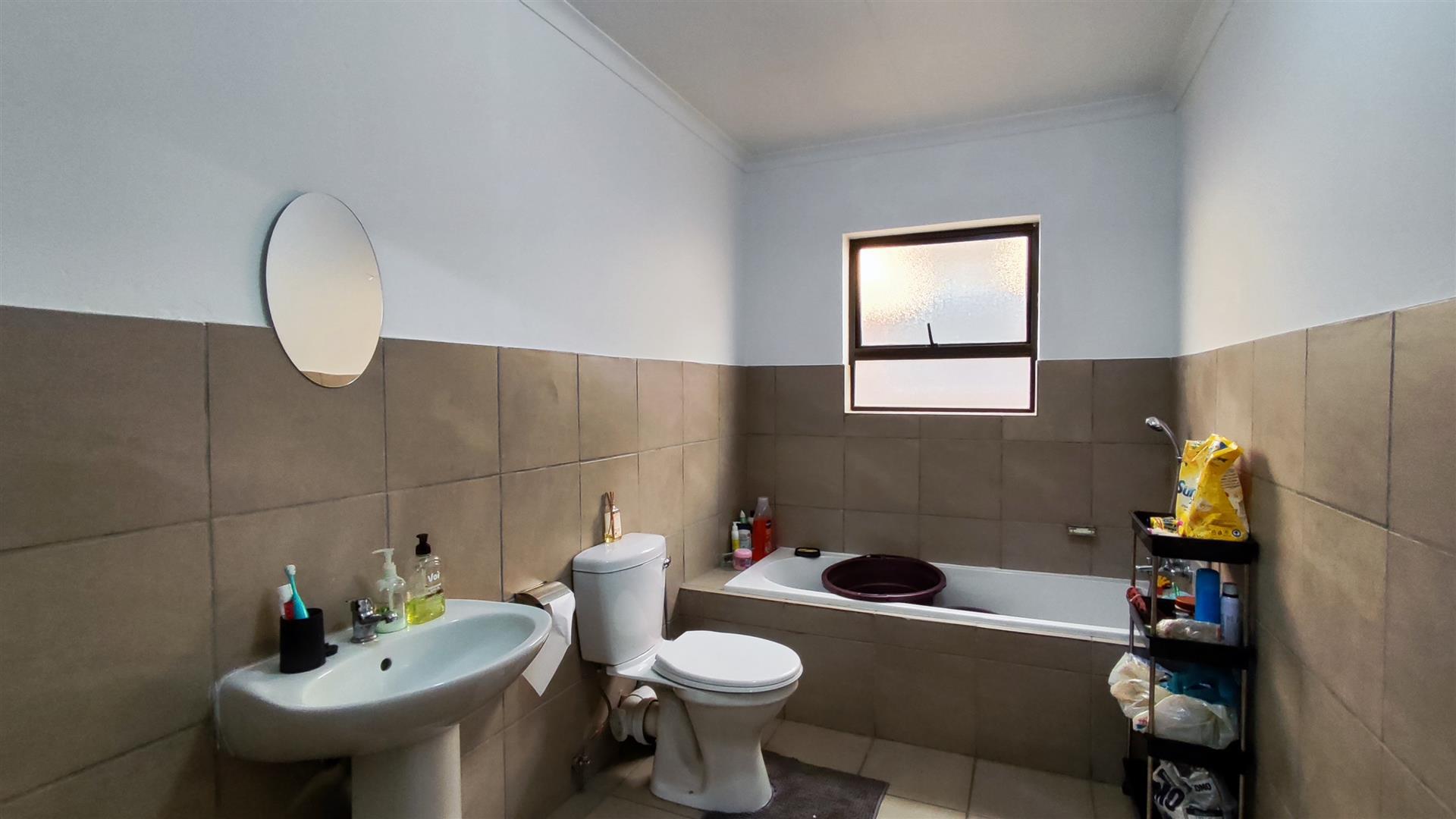 Bathroom 1 - 8 square meters of property in Albertsdal