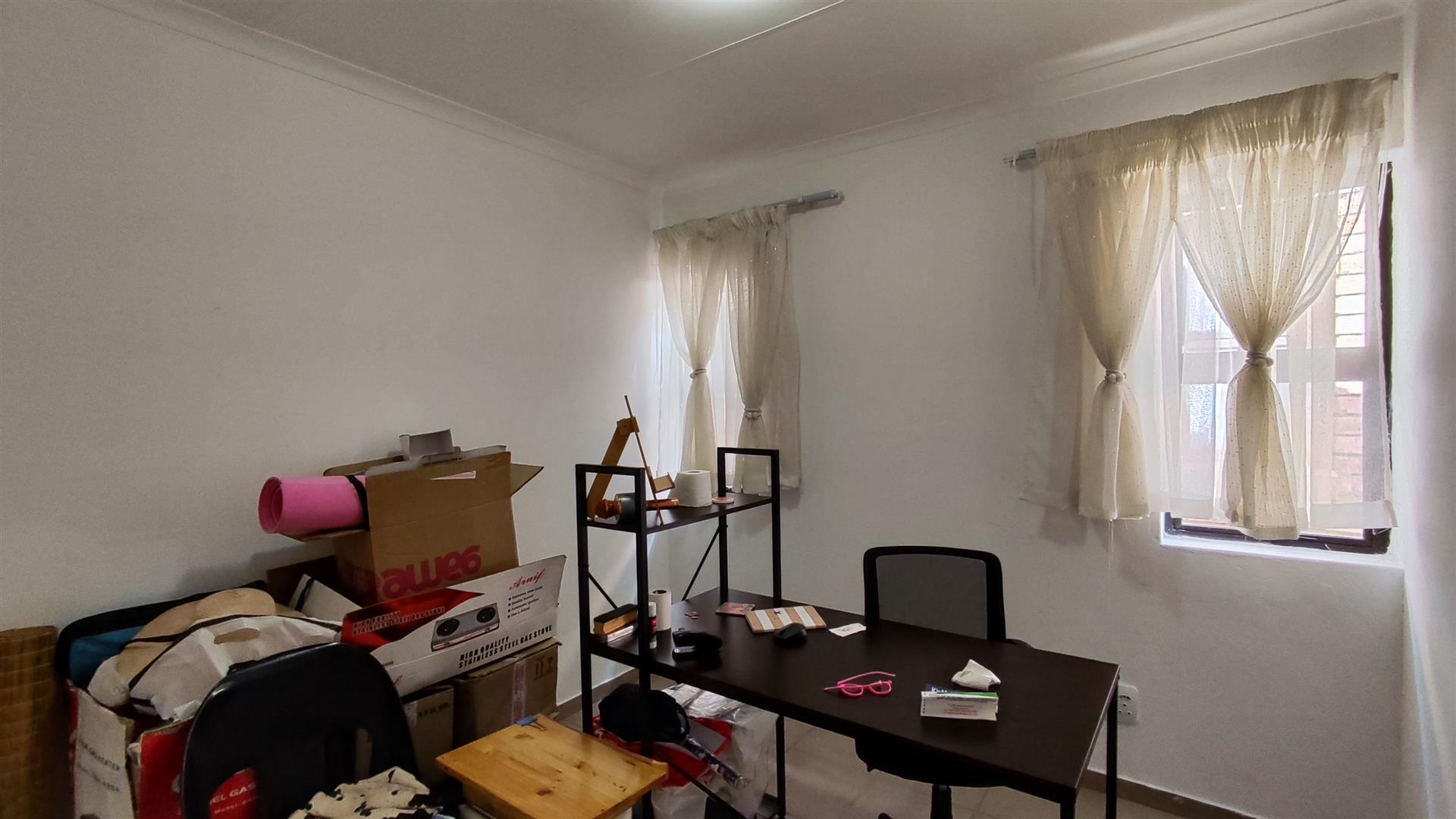 Bed Room 1 - 10 square meters of property in Albertsdal